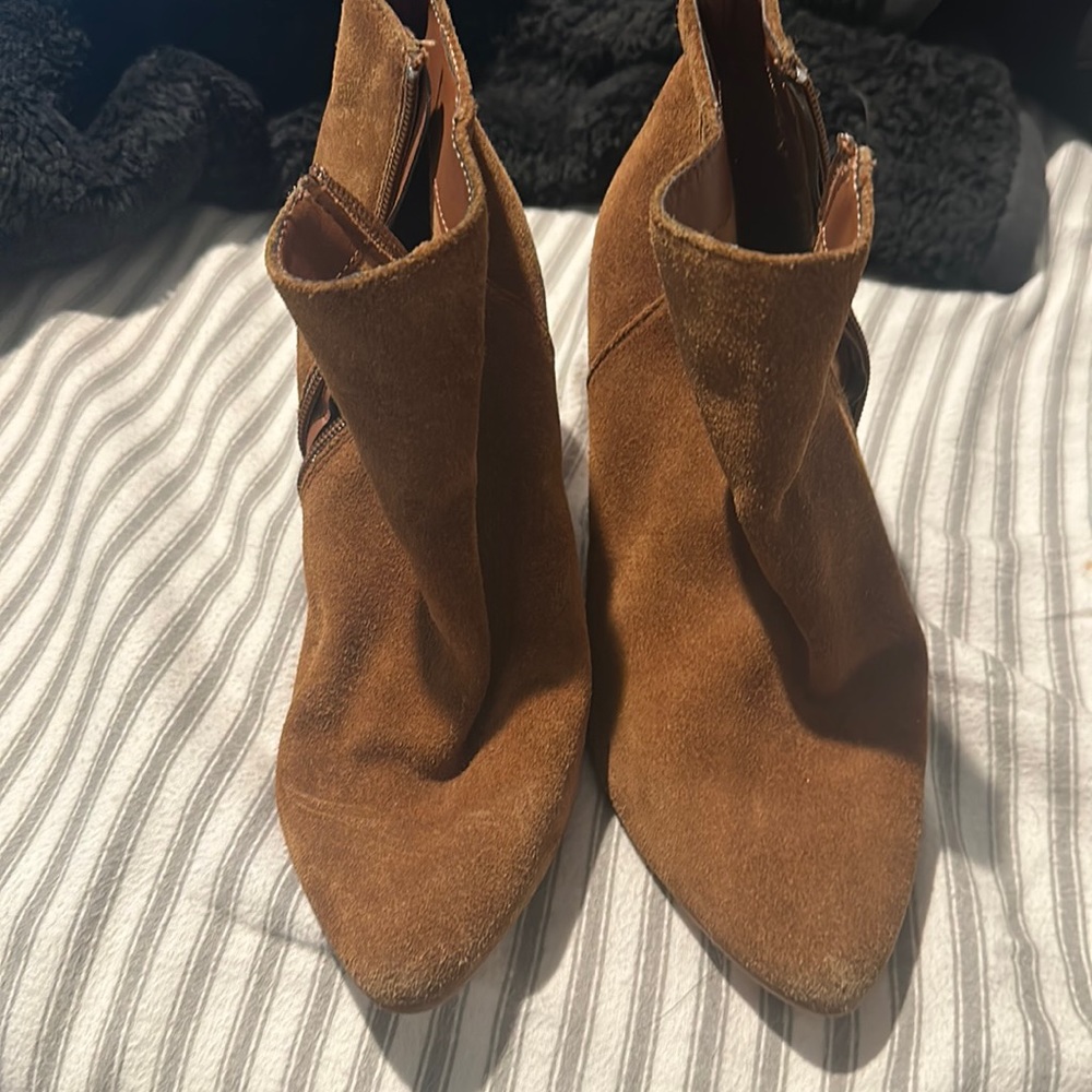 Women's suede Steve Madden heal zipper booties size 71/2